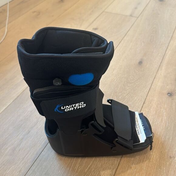 United Ortho Short Air Cam Walker Fracture Boot, Small, Black - Picture 3 of 6
